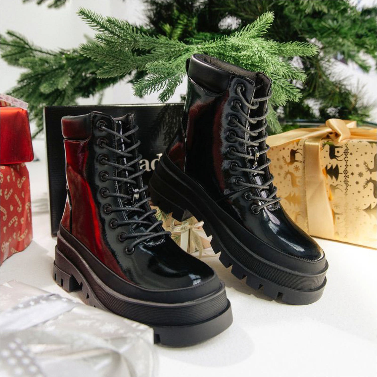 Malessa by Sila Sahin Schwarz Lack